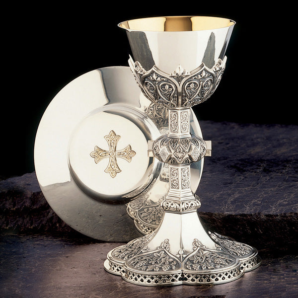 Calice gothique en filigrane et patène de 6-1/4" avec anneau (22,2 cm H)