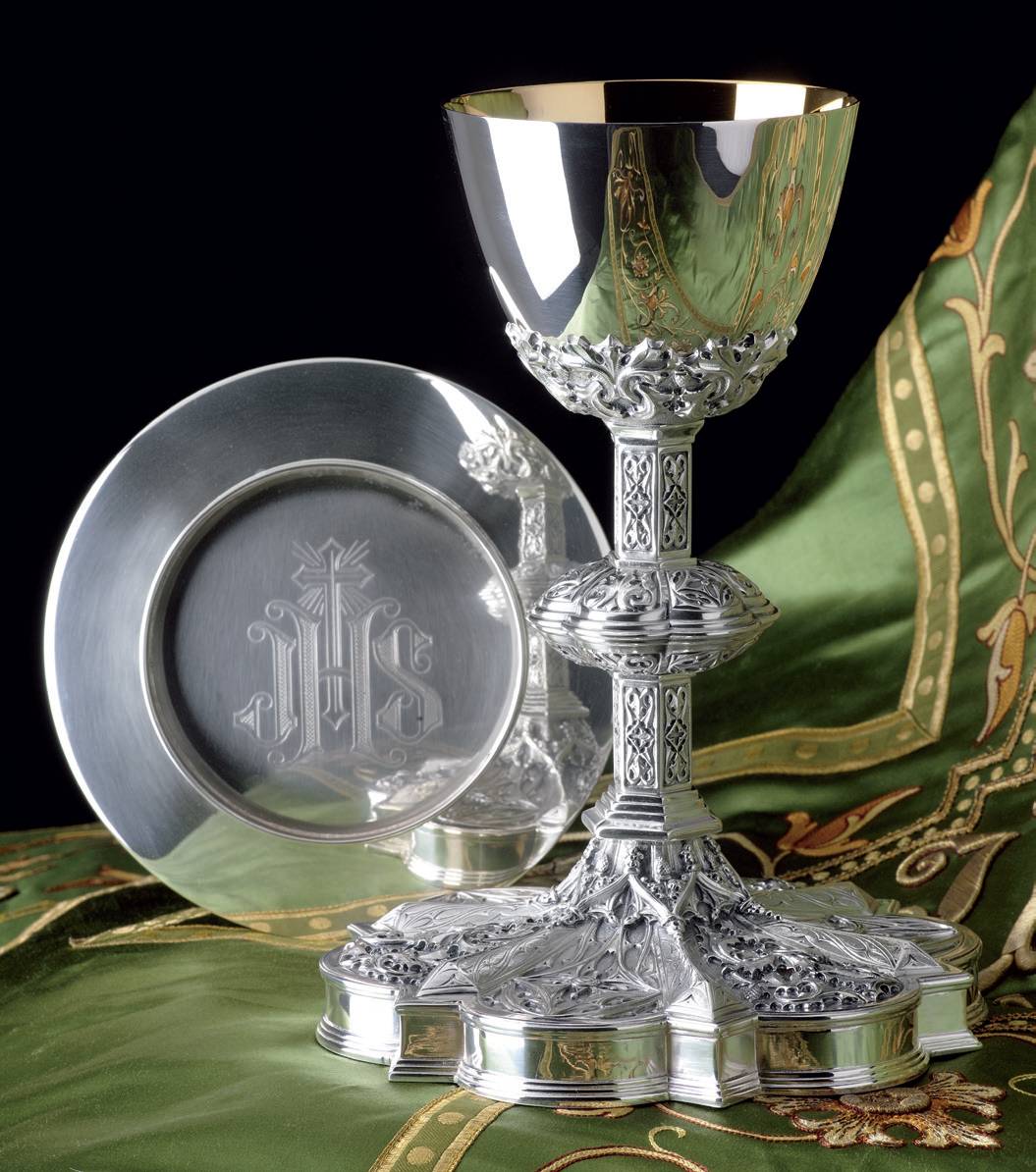 Calice gothique et patène à anneau de 16 cm, motif embossé