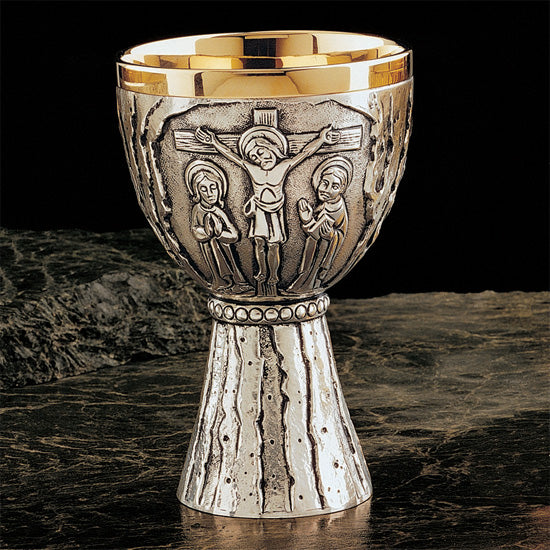 Calice et patène à l'échelle à motif de crucifixion richement décorés